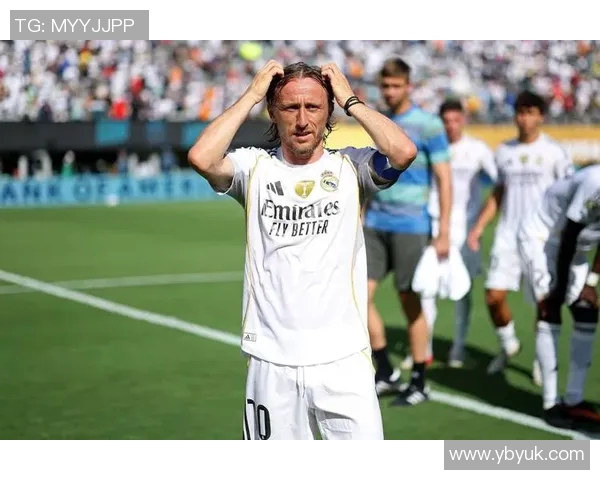 莫德里奇的典礼中场荣耀与传奇的交织时刻 莫德里奇的典礼中场荣耀与传奇的交织时刻