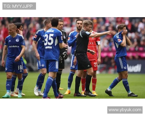 沙尔克客场失利,德甲榜尾乌云笼罩困顿深深 沙尔克客场失利,德甲榜尾乌云笼罩困顿深深